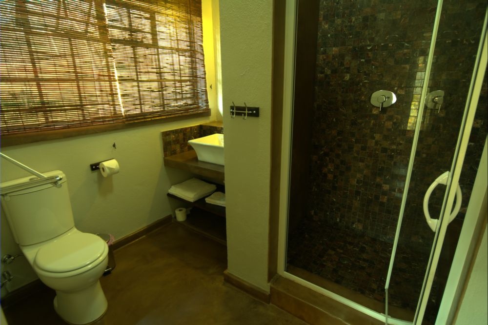  En-suite Bathroom 2 - Chalet 1 - close to Kruger Park and Panorama Route