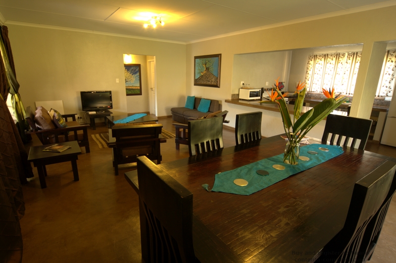 Spacious open plan lounge/dining room/kitchen